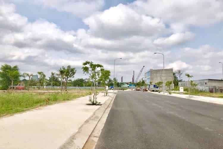 Đi nước ngoài cần tiền bán đất mặt tiền đường Lê Thị Vui, gần trường THPT Phước Hiệp, SHR, 560 triệu