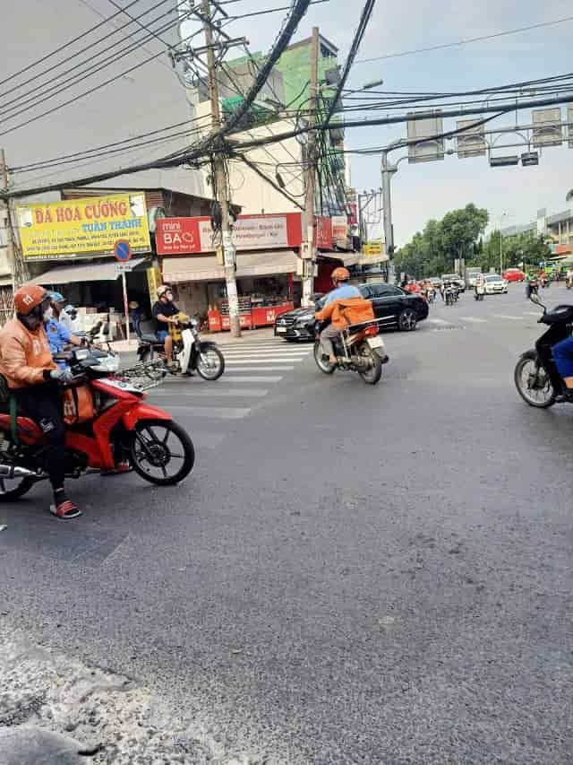 Cho thuê mặt bằng đẹp ngay ngã tư Nguyễn Xí, Đinh Bộ Lĩnh