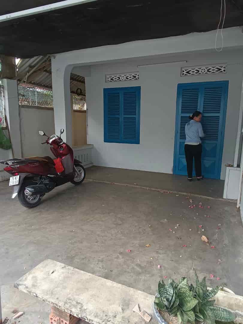 Bán đất 2 mặt tiền đường tặng căn nhà cấp 4 đường Hồ xuân Hương, Nha Trang 37tr/m