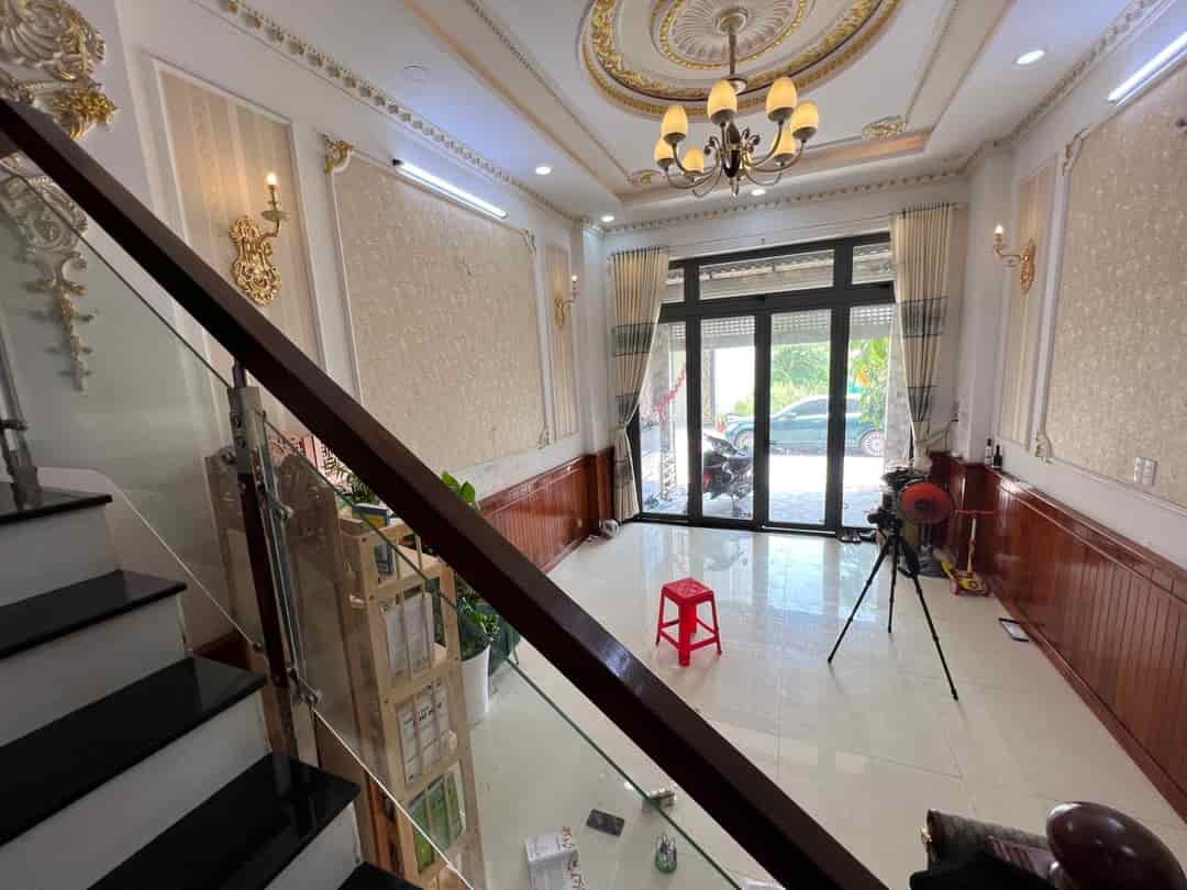 Nhà đẹp ở ngay, 4 tầng hoàn công, 60m2, đường 10m, vỉa hè, Hiệp Bình Phước, Thủ Đức