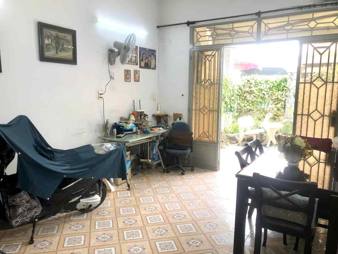 Nhà cấp 4 còn mới ở tốt, gần Nguyễn Duy Trinh, q.2, nở hậu, 120m2, chỉ 6.xtỷ