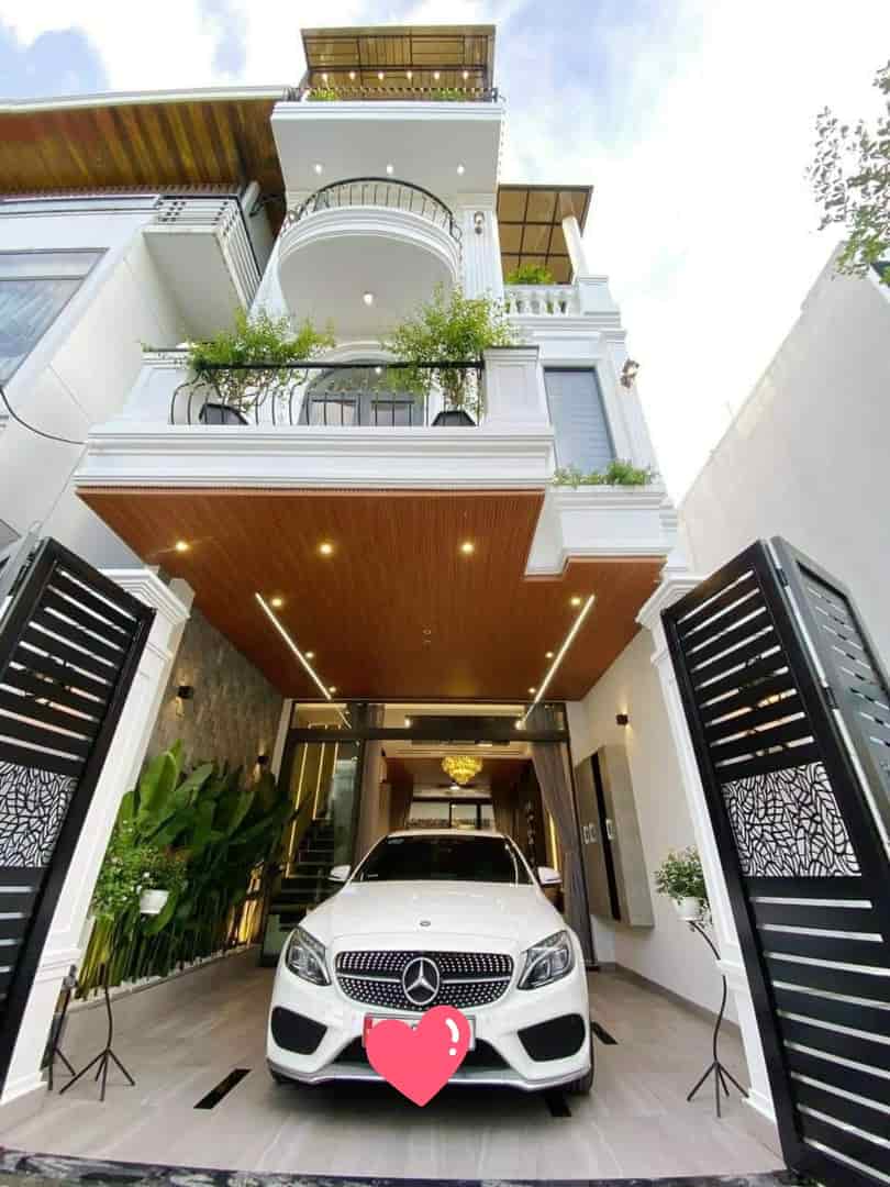 Một căn villa phong cách tân cổ điển có hồ bơi, gần biển