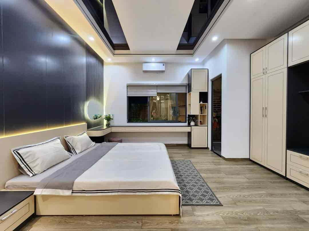 Một căn villa phong cách tân cổ điển có hồ bơi, gần biển