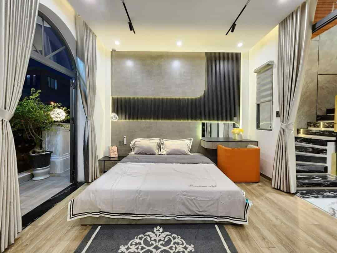 Một căn villa phong cách tân cổ điển có hồ bơi, gần biển