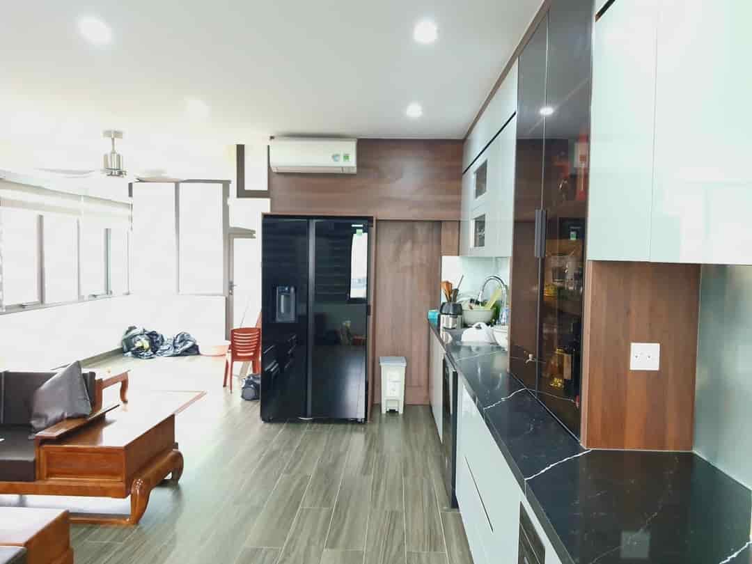 Biệt thự lô góc Nguyễn Văn Linh, dtsd 330m, chỉ 10 tỷ, nhà Long Biên