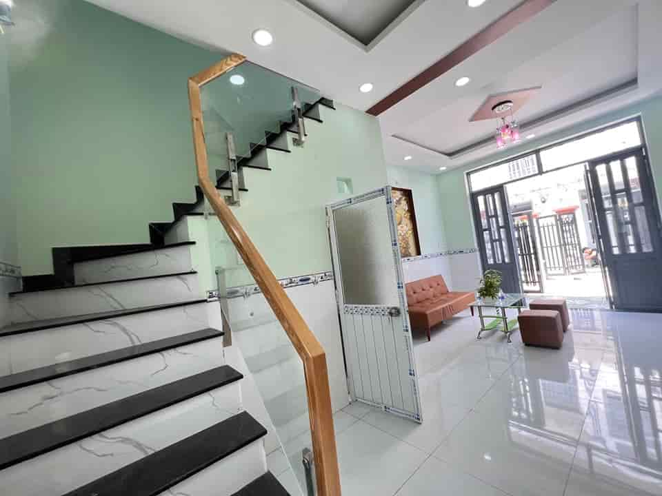 Về quê sinh sống bán nhà đường Sư Vạn Hạnh, phường 12, quận 10, 62m2, giá 1,35 tỷ, SHR, hxh