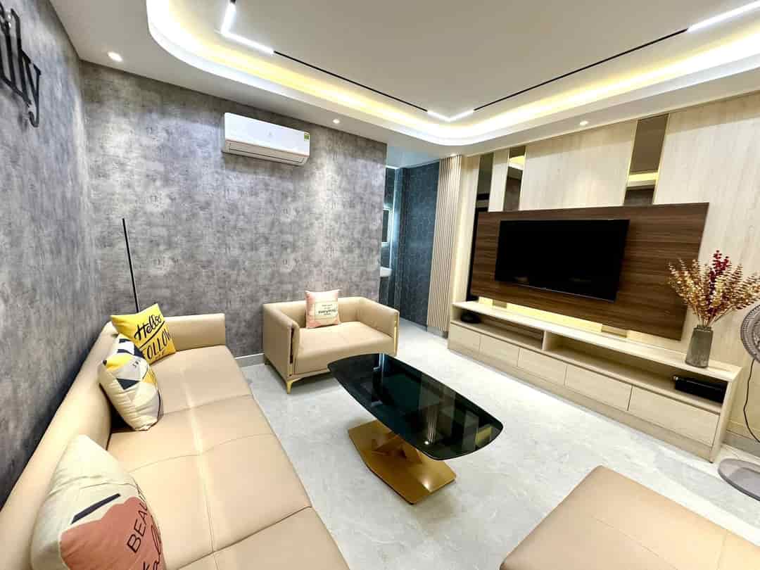 Ở ngay, bán nhà 5 tầng cực đẹp Nguyễn Tri Phương, 52m2, 8.2 tỷ