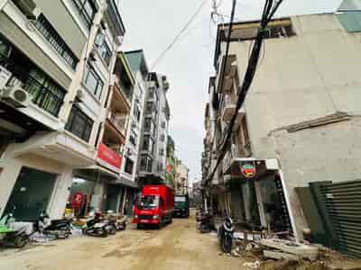 Chính chủ người nhà tôi bán nhà mặt đường Nguyễn Xiển 46m, 5 tầng, 3,8m mặt tiền 16,2 tỷ