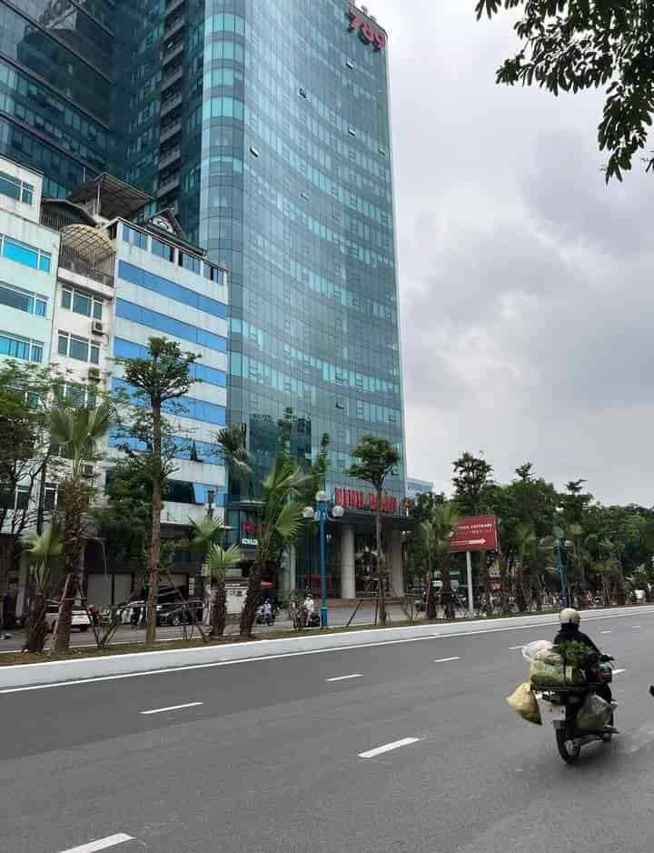 Cho thuê nhà mặt phố Hoàng Quốc Việt 50m, 4T, vỉa hè rộng, kinh doanh sầm uất