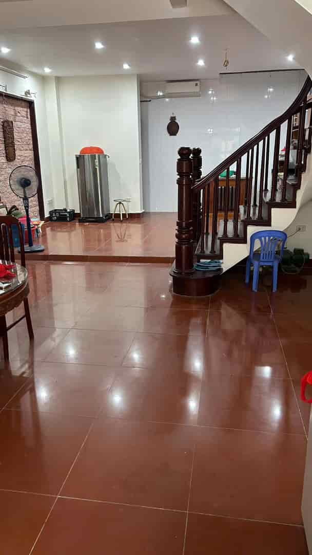 Cho thuê nhà KĐT Dịch Vọng Cầu Giấy 90m, 5T, MT 6m, giá 40tr, ô tô tránh, KD