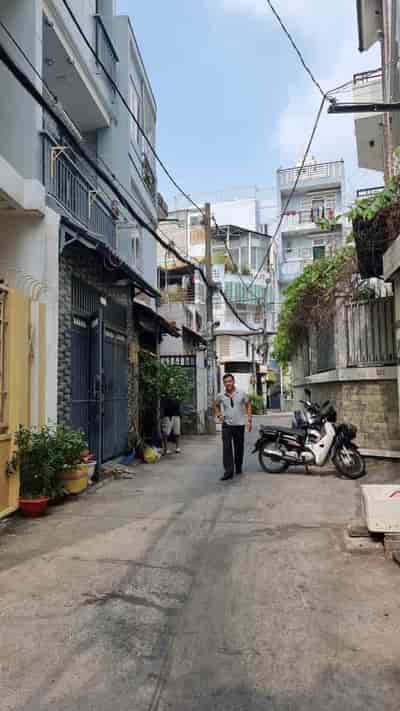 Bán nhà 2 lầu ngay tại đường Phạm Văn Đồng, hẻm 6m, giá 5 tỷ