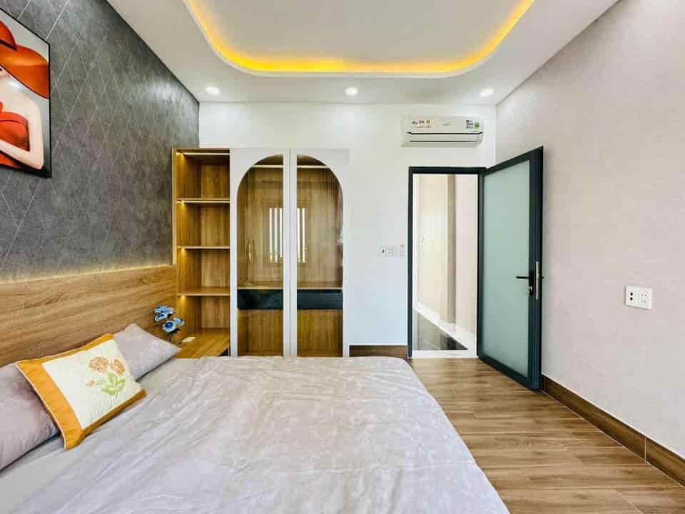 Vỡ nợ cần bán nhà ở Nguyễn Biểu, Q5, 65m2, giá lỗ chỉ còn 1 tỷ 250, có sổ hồng cầm trên tay