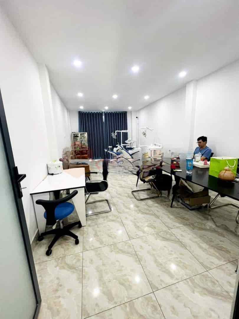 Bán gâp nhà đang kinh doanh 1 trệt, 3 lầu mặt tiền Quang Trung, Gò Vấp, giá chỉ: 2,6 tỷ, 96,8m2.