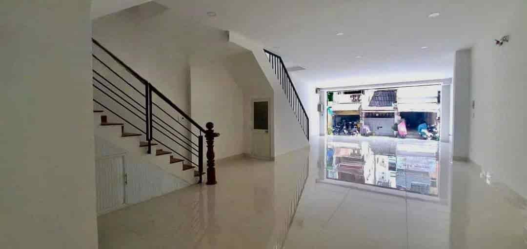 Chính chủ bán nhà mới xây 1 trệt 3 lầu, mặt tiền Trần Bình Trọng, Quận 5, giá chốt nhanh 3tỷ8, 90m2.