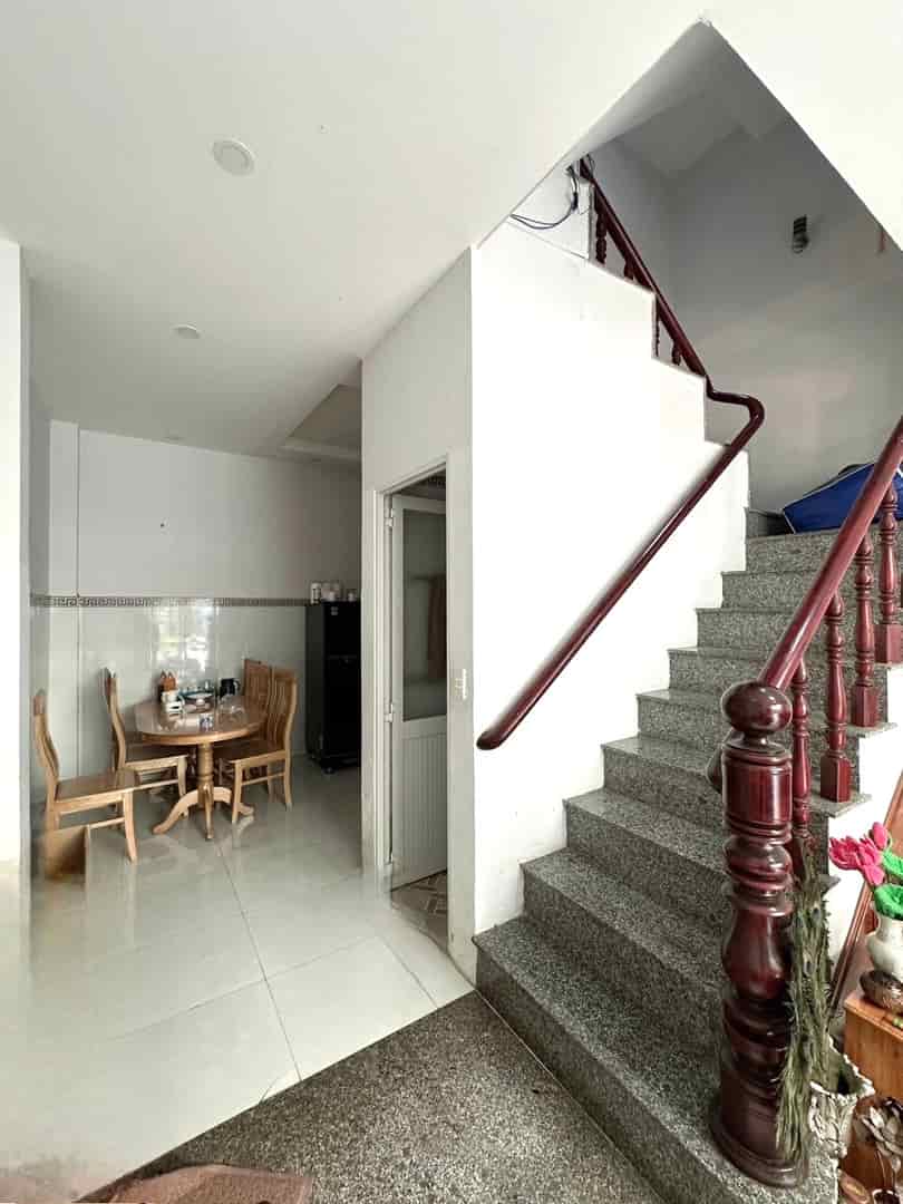 Bán nhà quận 9, Nguyễn Duy Trinh, 57m2, p/lô, đường 8m có lề, chỉ 3 tỷ nhỉnh