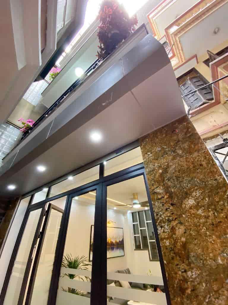 Nhà đẹp ngõ thông Xuân Thủy, 5 tầng, 52m2, chỉ 9.45 tỷ