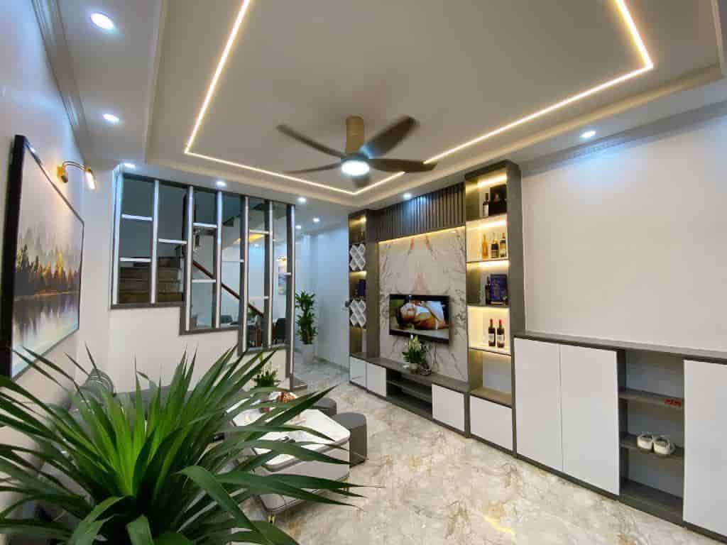 Nhà đẹp ngõ thông Xuân Thủy, 5 tầng, 52m2, chỉ 9.45 tỷ