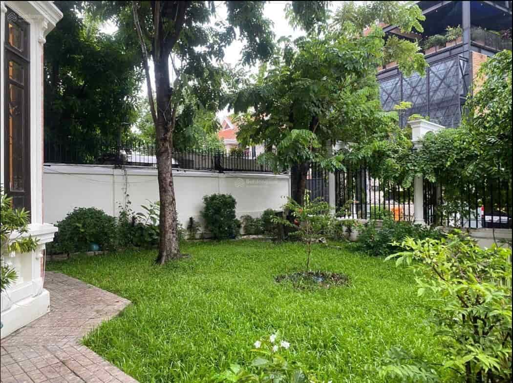 Cho thuê biệt thự mặt tiền Phường An Phú, Quận 2, 18m x 35m, giá chỉ 3.300$