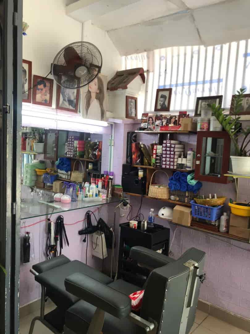 Sang lại tiệm tóc nhỏ giá rẻ, hẻm lớn gần ngã tư Hàng Xanh, Bình Thạnh