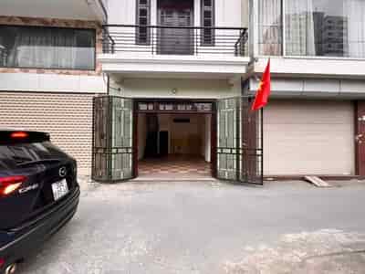 Cho thuê nhà ô tô cất trong nhà ở Hoàng Văn Thái, Thanh Xuân, 15tr
