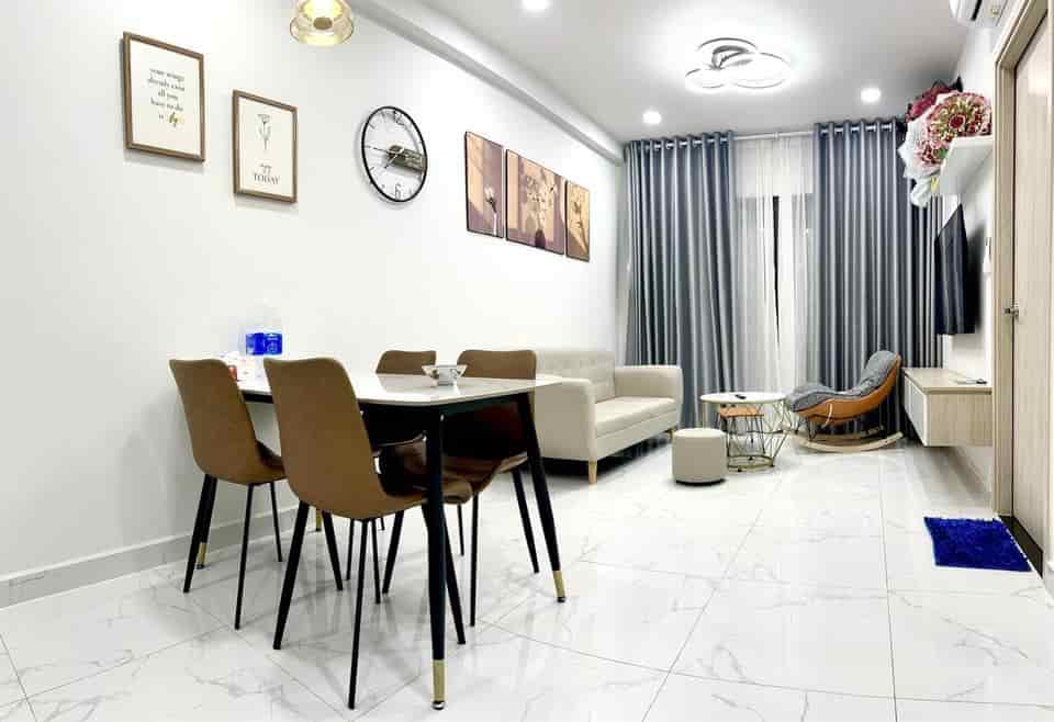Chính chủ bán lỗ căn hộ Flora Fuji Q.9, diện tích 68m2, 2pn 2wc, giá 1 tỷ 980, tặng nội thất, sổ hồng riêng