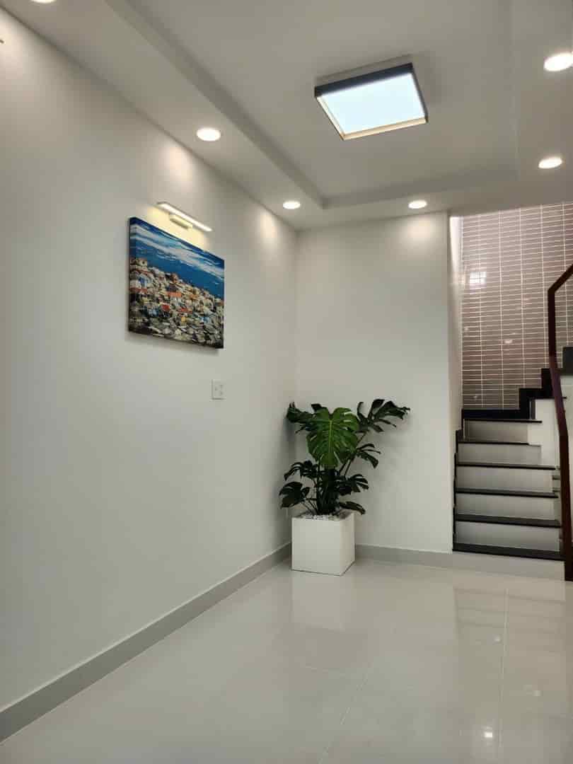 Chủ kẹt vốn bán nhà 33m2, xây 2 lầu, giá 1 tỷ 750, ngay đường Chu Văn An, Bình Thạnh, sổ hồng riêng