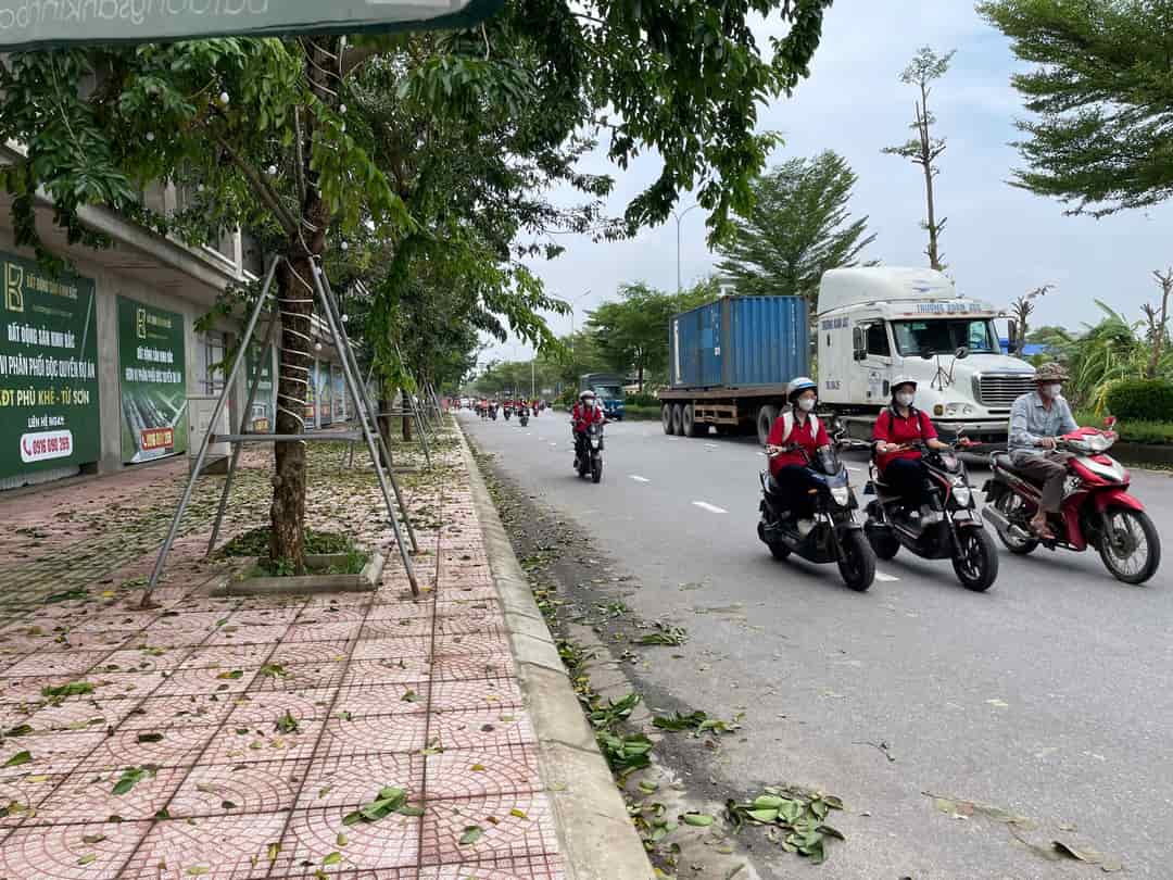 Bán nhà đối diện trường cấp 3, cạnh cây xăng, sát chợ gỗ, mặt đường liên tỉnh cách HN 300m.