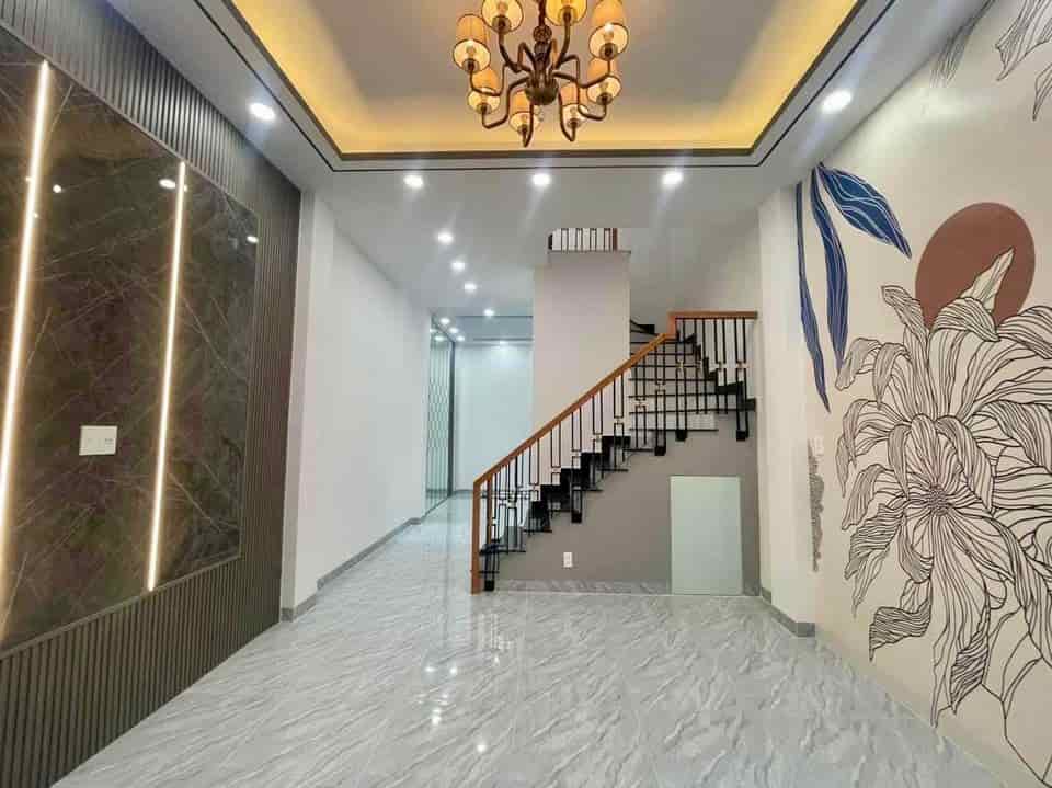 Cần bán ngay nhà 50m2 Âu Dương Lân quận 8 935tr, hẻm oto, Shr