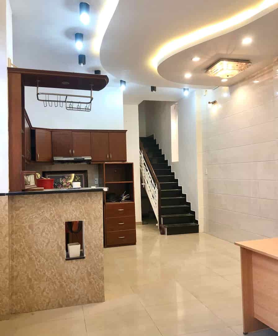 Làm ăn thua lỗ bán nhà Đ.Hoàng Diệu, P.18, Q.4, 60m2, 1tỷ190, SHR bao sang tên