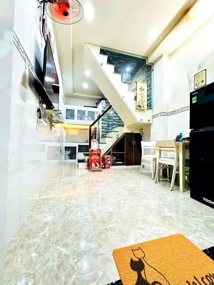 Bán căn nhà Đ.Tạ Uyên, P6, Q.11, 65m2, 999 triệu, gần BV Chợ Rẫy