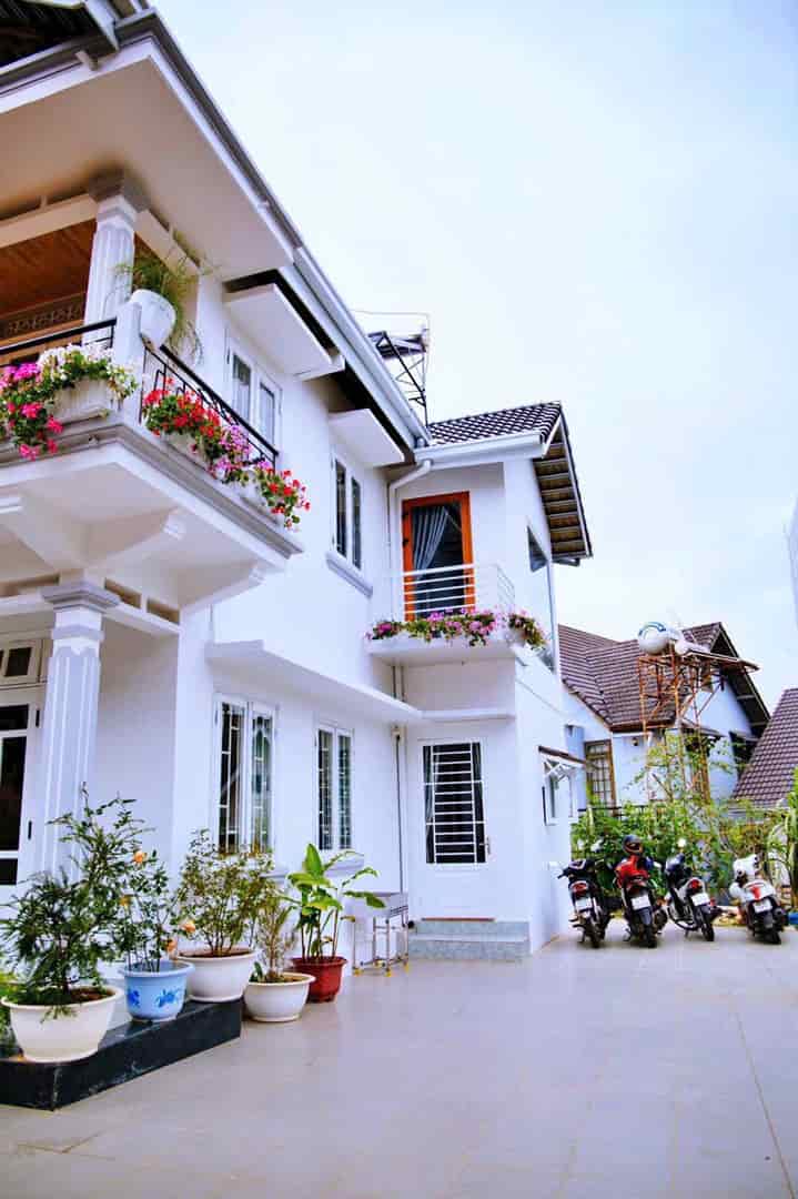 Cho thuê villa sân vườn trung tâm Đà Lạt, đường hẻm ô tô Hùng Vương, 6pn full nội thất 25tr