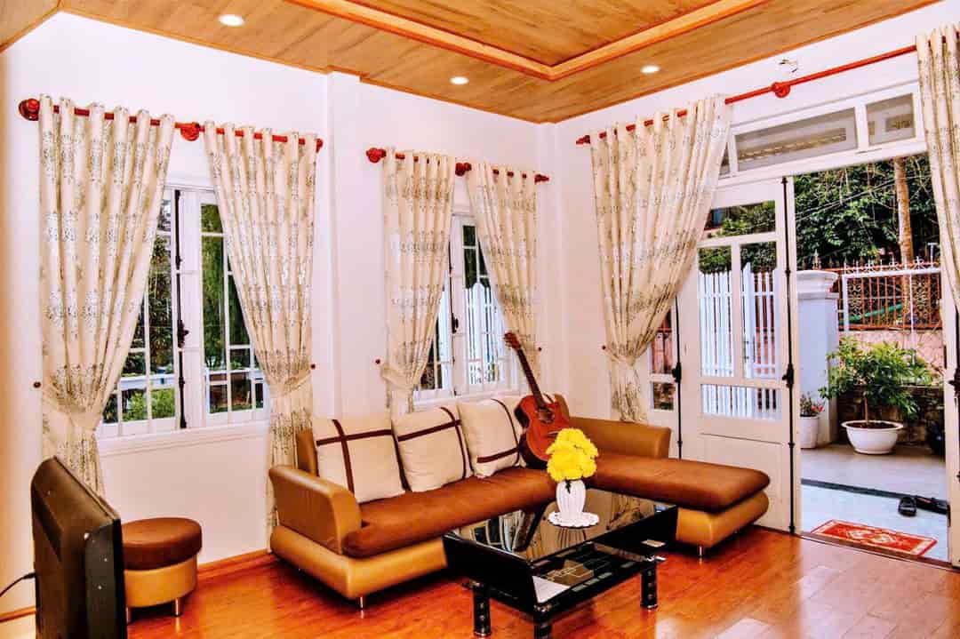 Cho thuê villa sân vườn trung tâm Đà Lạt, đường hẻm ô tô Hùng Vương, 6pn full nội thất 25tr