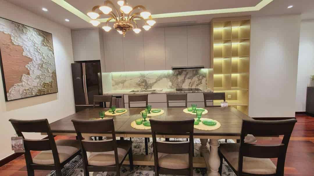 Bán căn hộ chung cư Royal City, 130m2, 3 ngủ, nội thất vip, giá nhỉnh 11 tỷ có TL