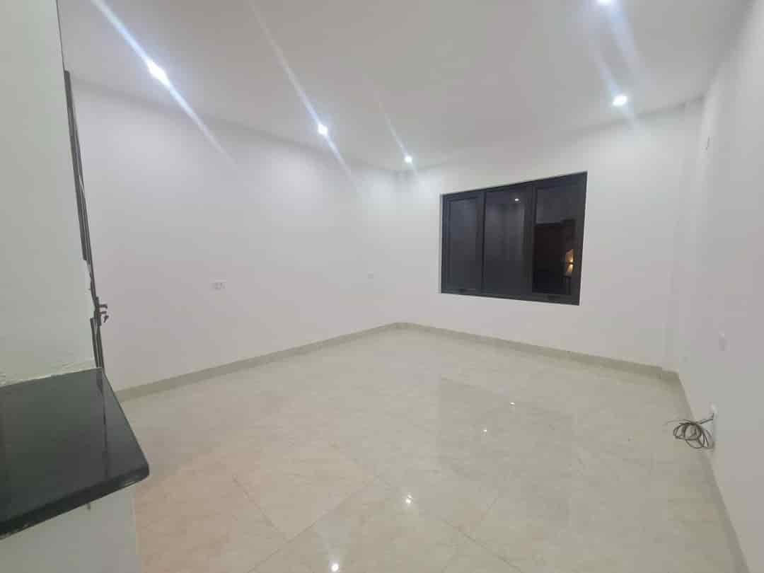 Nhà ngay Cầu Diễn, hơn 40m2, giá 5 tỷ 1, ô tô đỗ cửa ngày đêm, ngõ thông xe tải chạy, kinh doanh, nở hậu