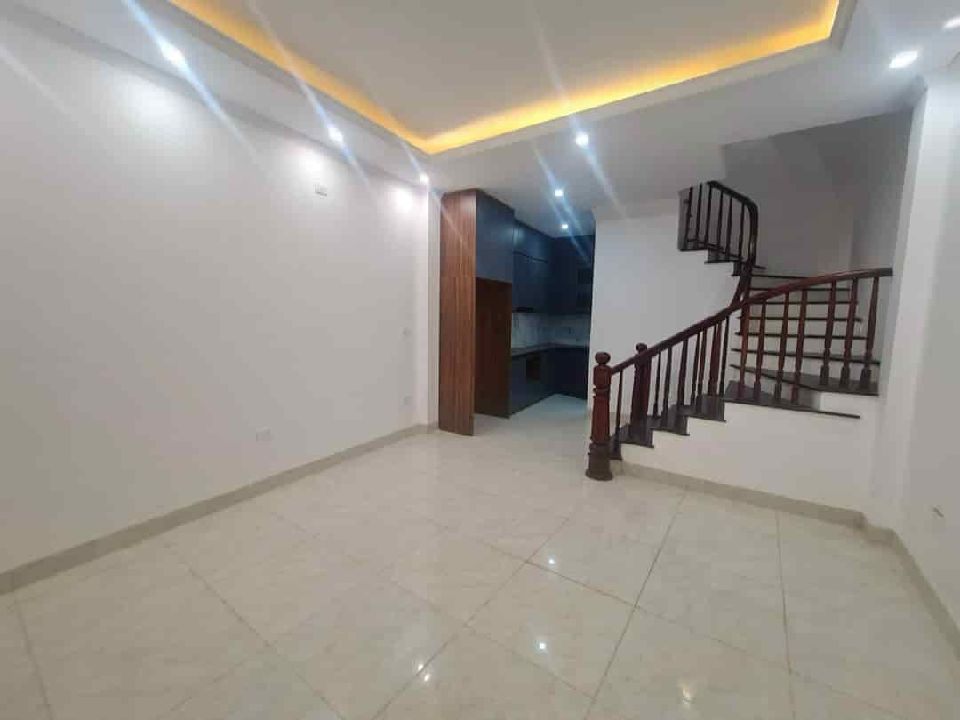 Nhà ngay Cầu Diễn, hơn 40m2, giá 5 tỷ 1, ô tô đỗ cửa ngày đêm, ngõ thông xe tải chạy, kinh doanh, nở hậu