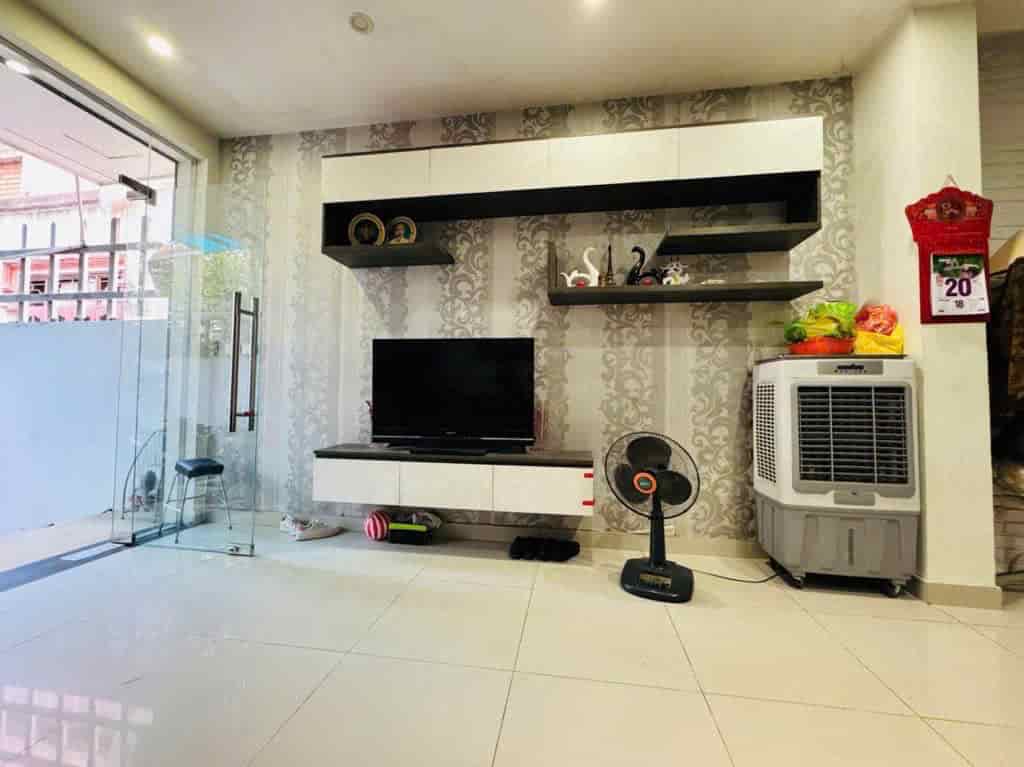 Lạc Long Quân, 105m2, 15,5 tỷ, oto tránh, 5 tầng dân xây, nở hậu, cạnh phố