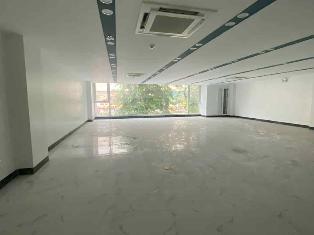 Tòa building mặt phố Hoàng Quốc Việt, Cầu Giấy 200m2, mặt tiền khủng, vị trí vàng