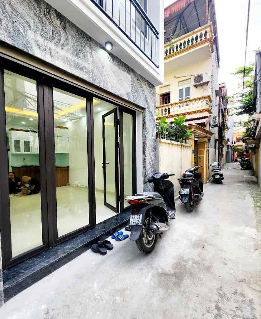 Bán nhà Ngọc Thuỵ, Long Biên, 31m2, giá: 5.5 tỷ, siêu phẩm.