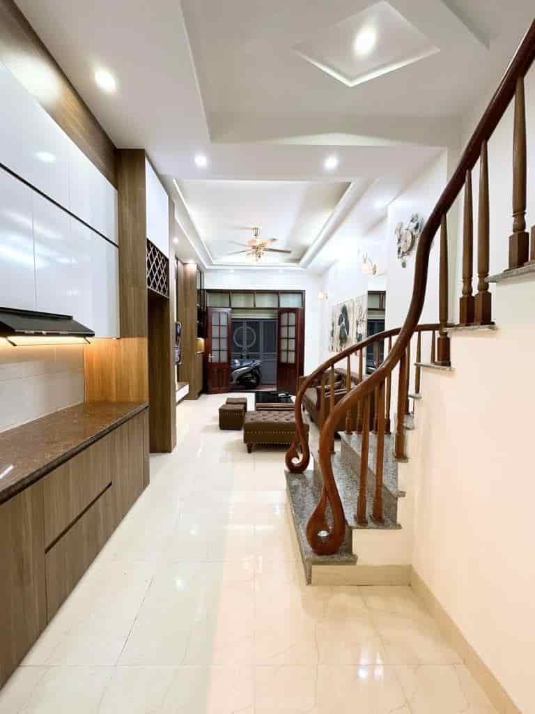 Phố Hoàng Mai, 30m ra ô tô, nhà đẹp lung linh, tặng full nội thất, 40m2