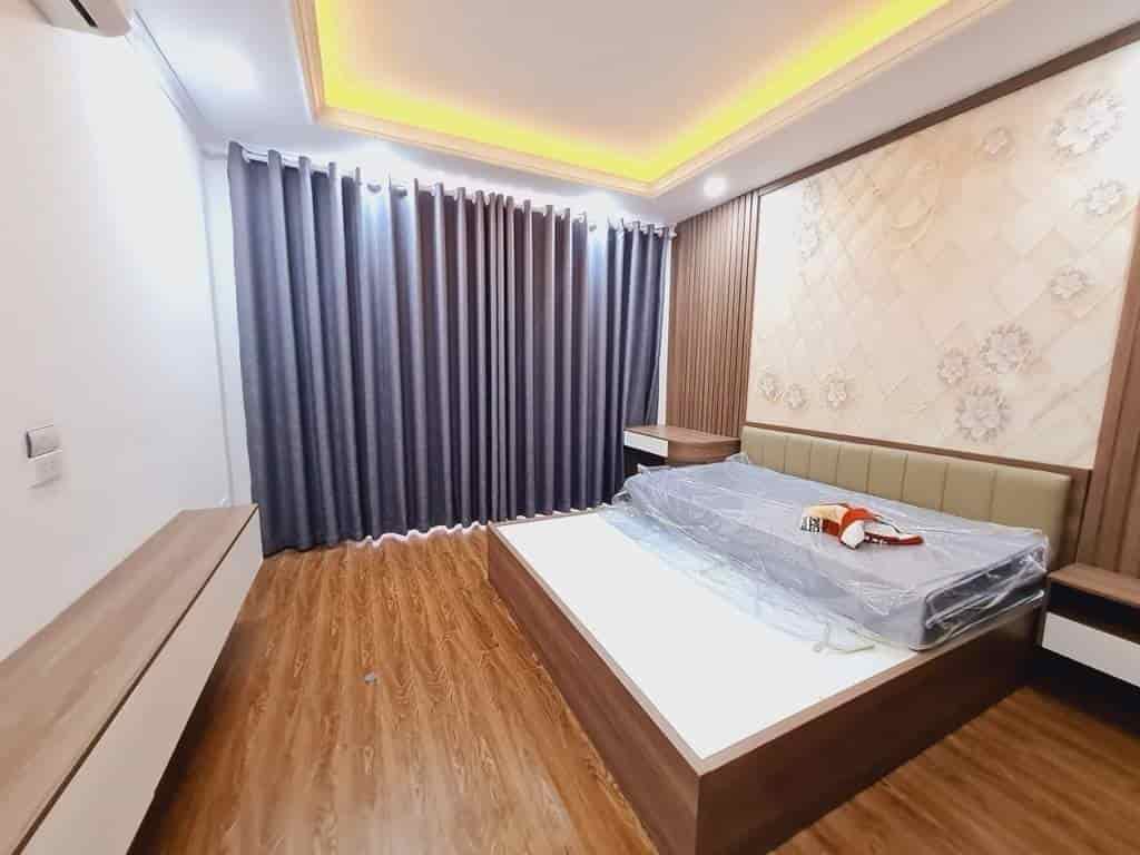 Bán nhà Nguyễn Văn Huyên, dt 40m2,10m mặt phố, dân xây, 10 phòng, 300 triệu/năm, chỉ 6.3 tỷ