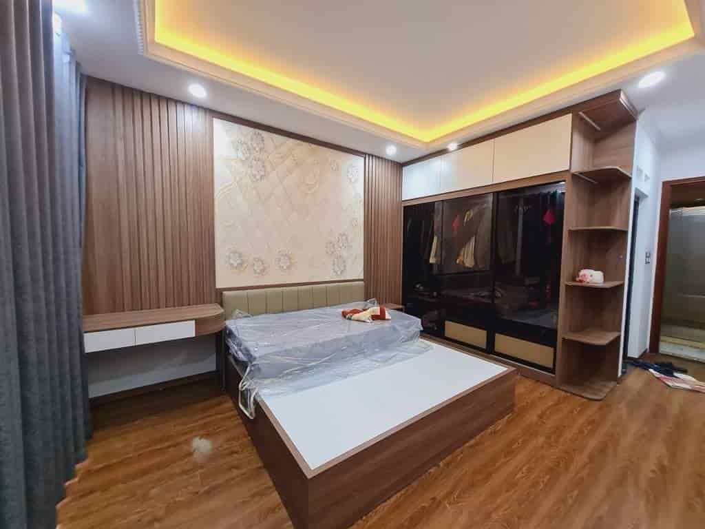 Bán nhà Nguyễn Văn Huyên, dt 40m2,10m mặt phố, dân xây, 10 phòng, 300 triệu/năm, chỉ 6.3 tỷ