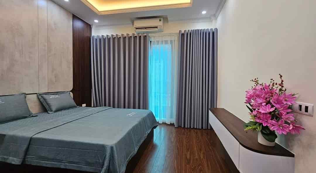 Bán nhà mặt phố Nguyễn Khang, 35m2, 4 tầng, giá 10 tỷ