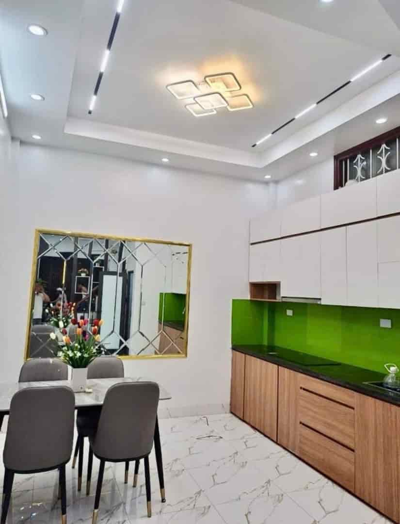 Bán nhà đẹp, Dương Quảng Hàm, 52m2, 5T, giá 7.2 tỷ, kinh doanh, ô tô đỗ cửa