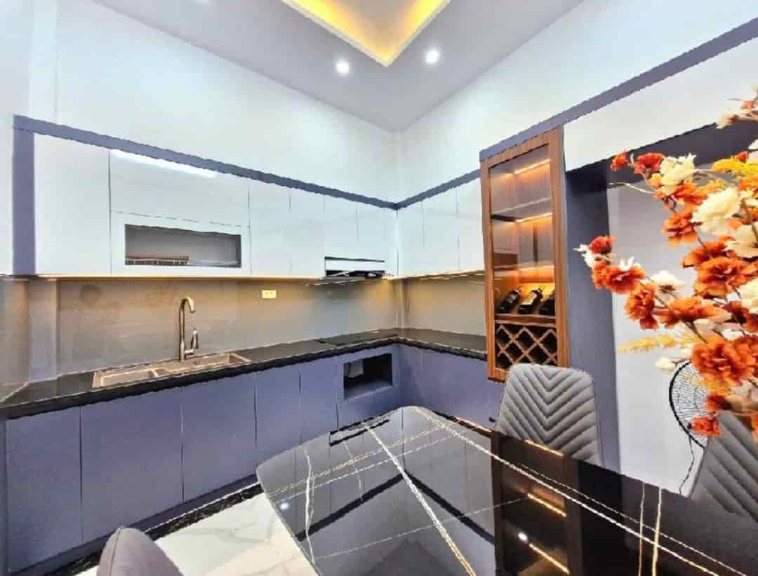 Bán nhà mới, lô góc, phố Cầu Giấy, 40m2, giá 8.3 tỷ, ô tô đỗ cửa, kinh doanh