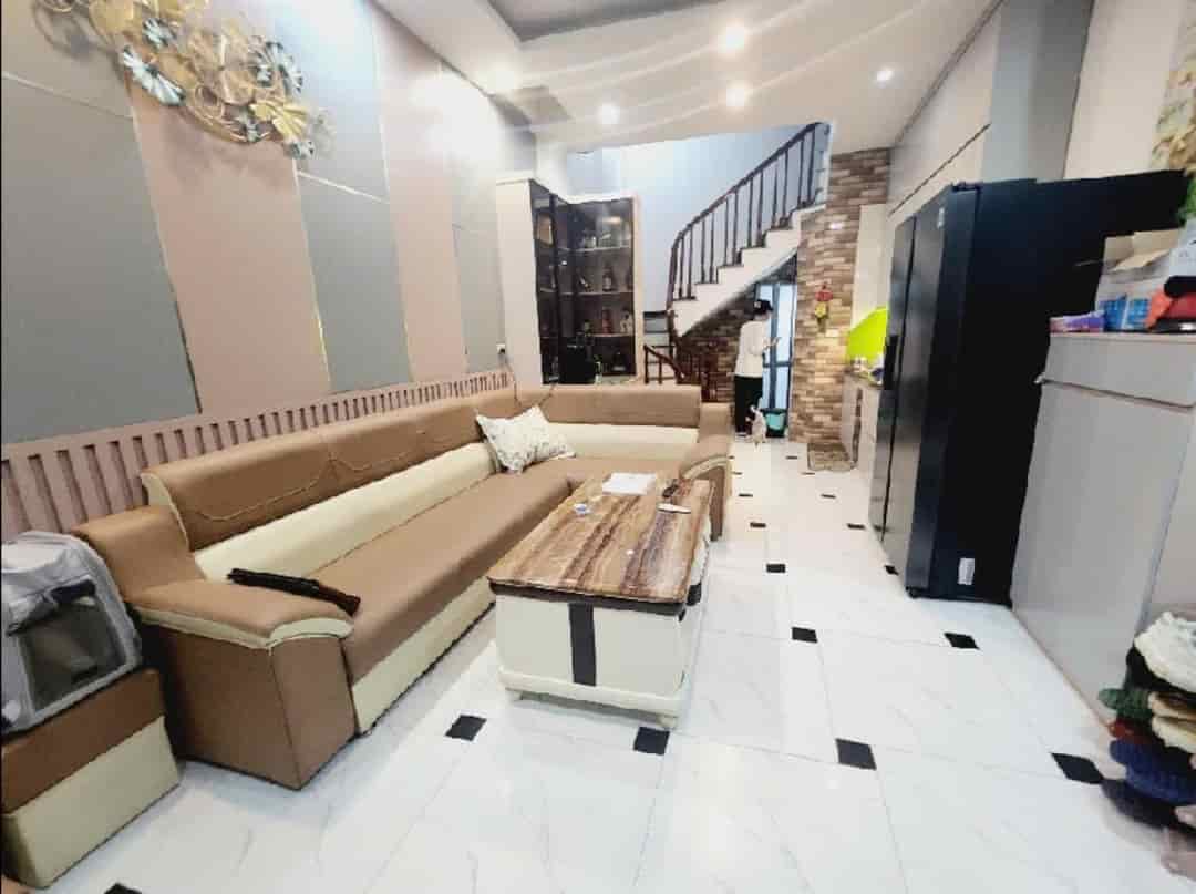 Bán nhà đẹp, Lô góc, phố Nguyễn Khang, 32m2, 5 Tầng, giá 5.8 tỷ, full nội thất.