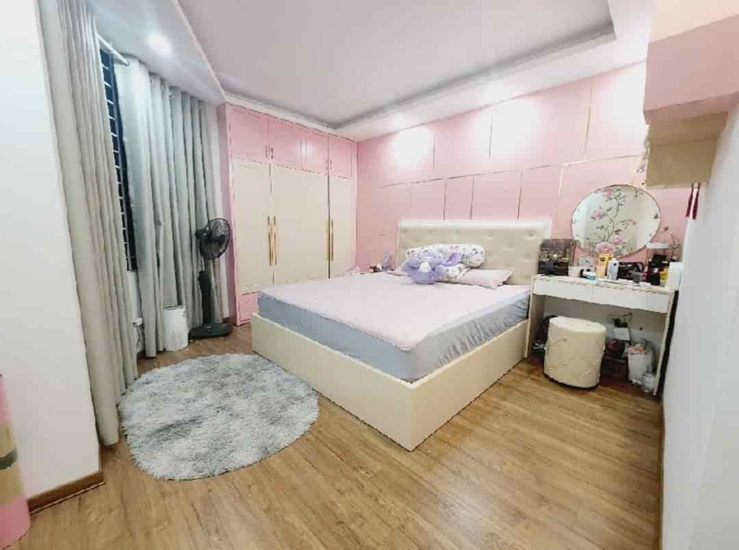 Bán nhà đẹp, Lô góc, phố Nguyễn Khang, 32m2, 5 Tầng, giá 5.8 tỷ, full nội thất.