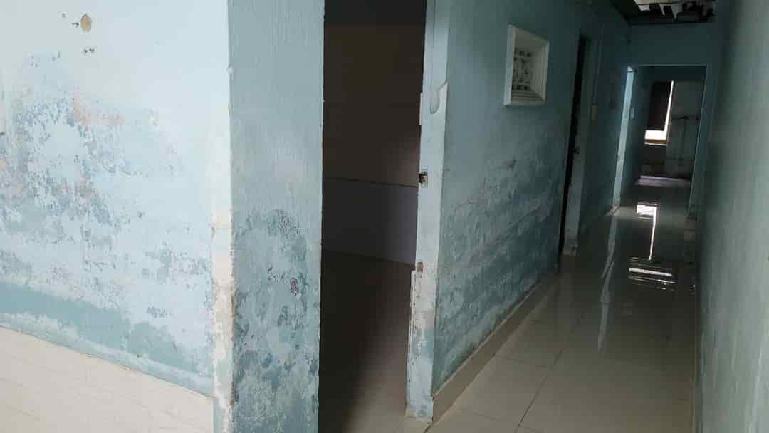 Cho thuê nhà cấp 4, rộng 20m2, 2 phòng ngủ, 1 phòng khách, 1 bếp, 1 toilet, 2 sân rộng thoáng trước và sau