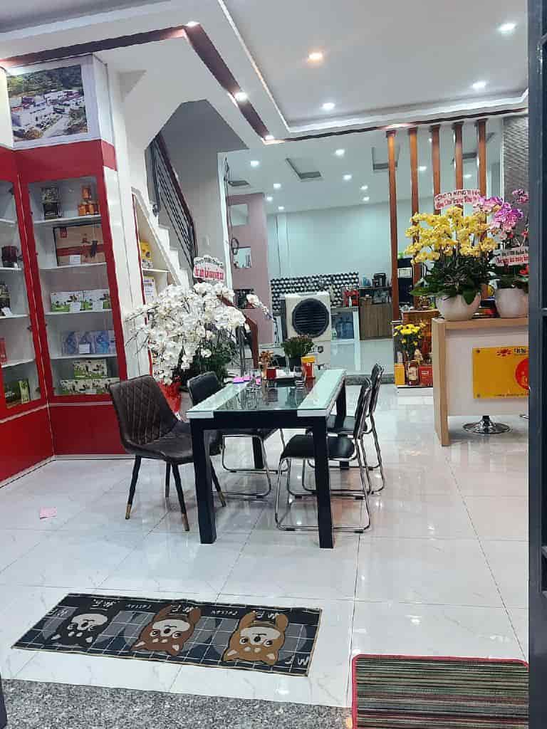 Bán căn nhà Phạm Văn Hai, Tân Bình, xe hơi ngủ trong nhà, 80m2, 3 tầng,
nhỉnh 11 tỷ