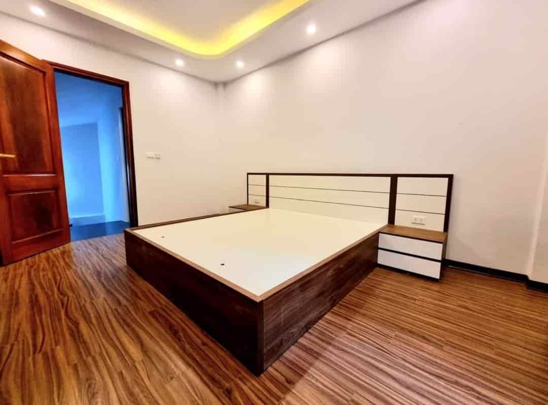 Bán nhà mới, lô góc, phố Nguyễn Khánh Toàn, 36m2, 5 tầng, giá nhỉnh 6.8 tỷ.