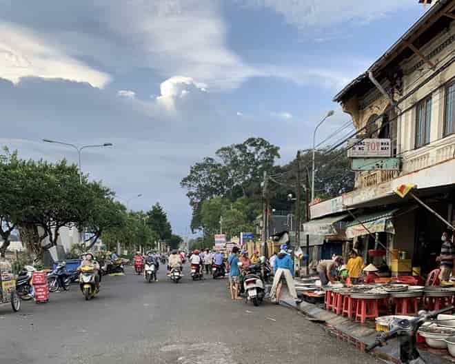 Chính chủ bán lại lô đất thị trấn 800m2, khu dân cư hiện hữu, mặt tiền đường nhựa, sổ hồng riêng, giá ngộp